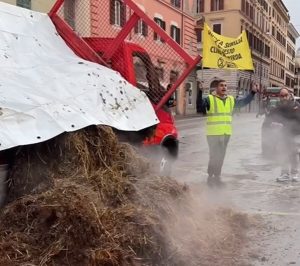 Letame scaricato davanti al Viminale, blitz degli attivisti per il clima a Roma