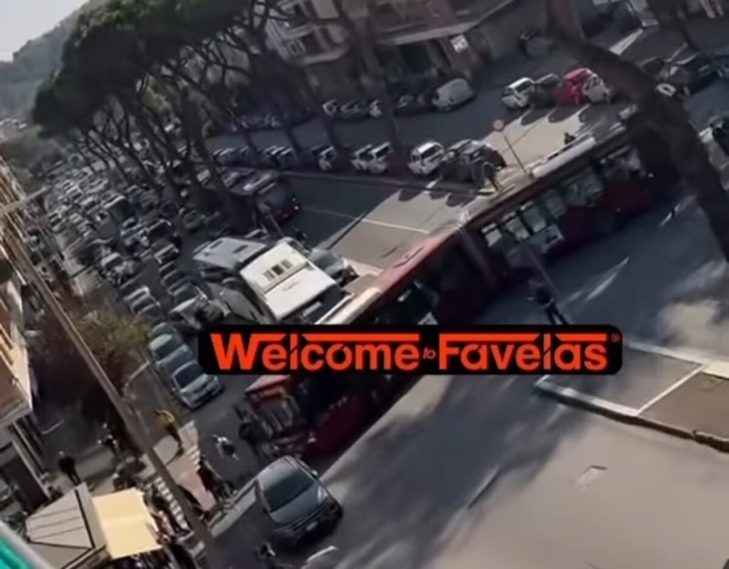 A Roma la sosta è selvaggia: auto blocca circolazione, traffico in tilt