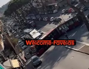 A Roma la sosta è selvaggia: auto blocca circolazione, traffico in tilt