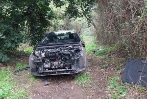Auto cannibalizzata e abbandonata nella Riserva dell'Aniene