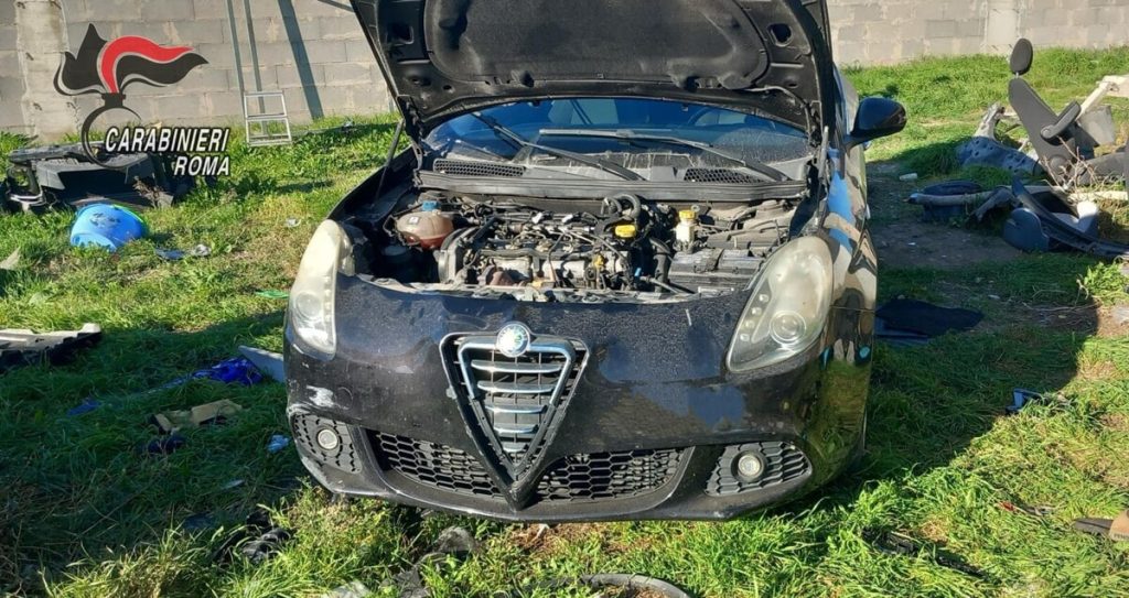 Il cortile delle case popolari usato come officina per cannibalizzare auto rubate