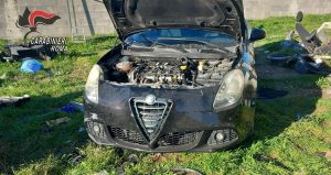 Il cortile delle case popolari usato come officina per cannibalizzare auto rubate
