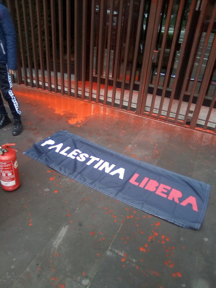 "Sangue sulla Leonardo Spa", attivisti pro Palestina imbrattano la sede con la vernice rossa