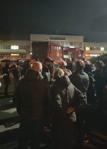 I cittadini tornano a bloccare i camion Ama a Rocca Cencia. Franco: "Gualtieri e Alfonsi stanno zitti"