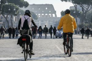 Blocco traffico a Roma: oggi stop alle auto. Chi può e chi non può circolare, i dettagli