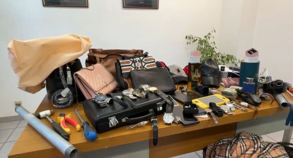 La banda dei latinos che saccheggia appartamenti, il bottino nascosto in un appartamento