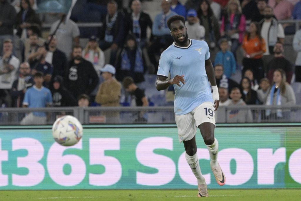 Dia negativo alla malaria: l'attaccante della Lazio torna in Italia