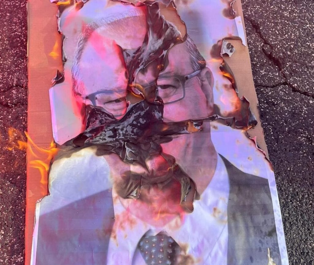 "Valditara pezzo di m***a": bruciata una foto del ministro al precorteo contro la violenza di genere