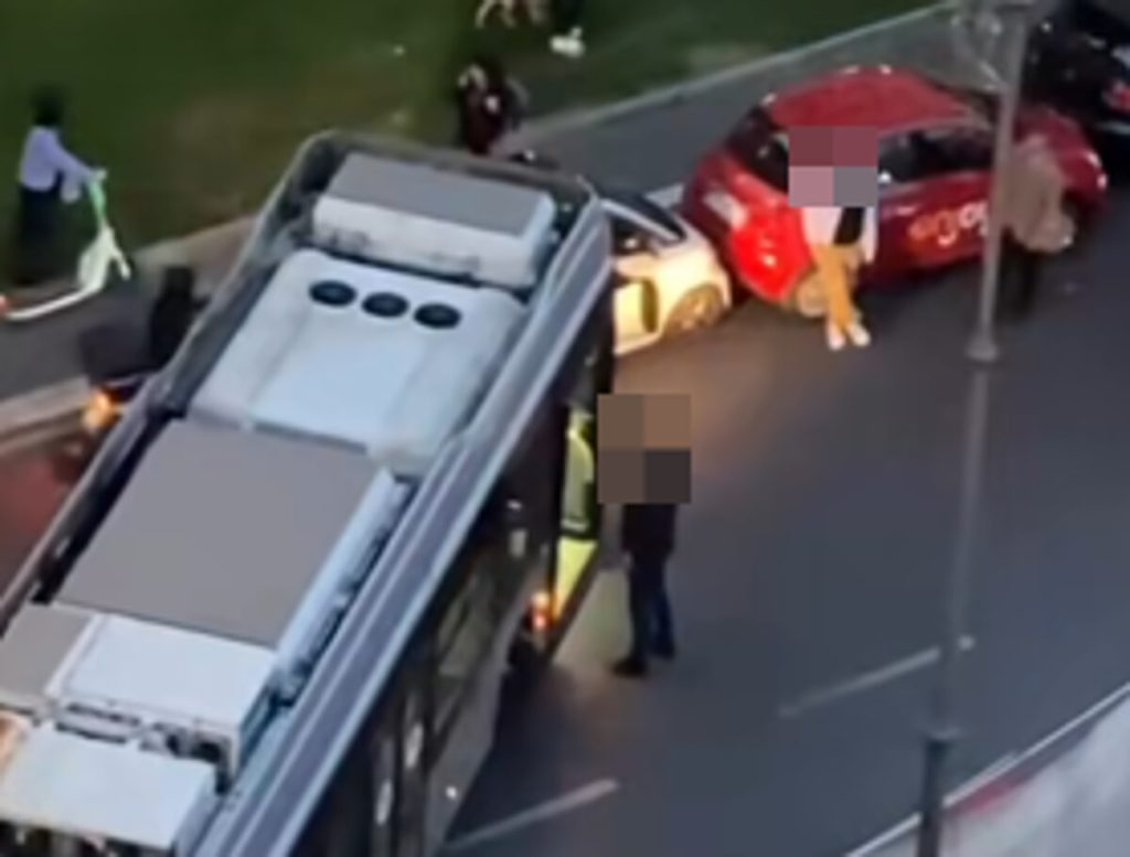 La Smart in sosta selvaggia peggio dei cantieri. Traffico bloccato e maxi coda in zona Termini