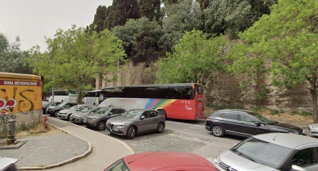 Mura Aureliane, ci sono ancora i bus turistici: il municipio vuole farli trasferire tutti
