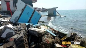 Ostia, l'ultima mareggiata ha distrutto pure i campi da tennis di un lido e danneggiato la fontana dello zodiaco