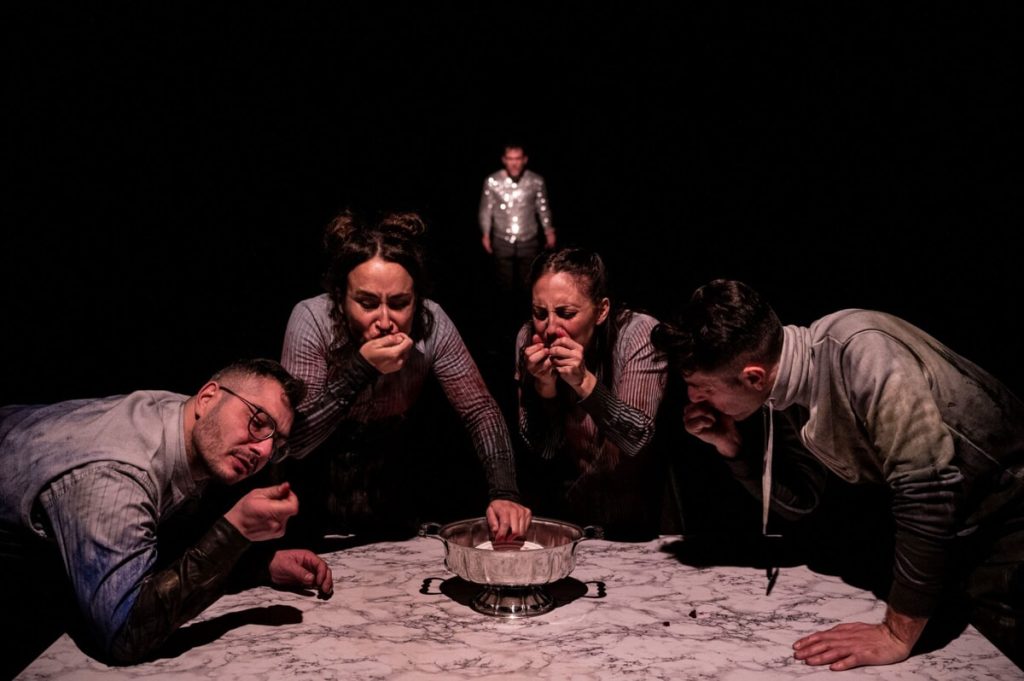 "Caini" al Teatro India