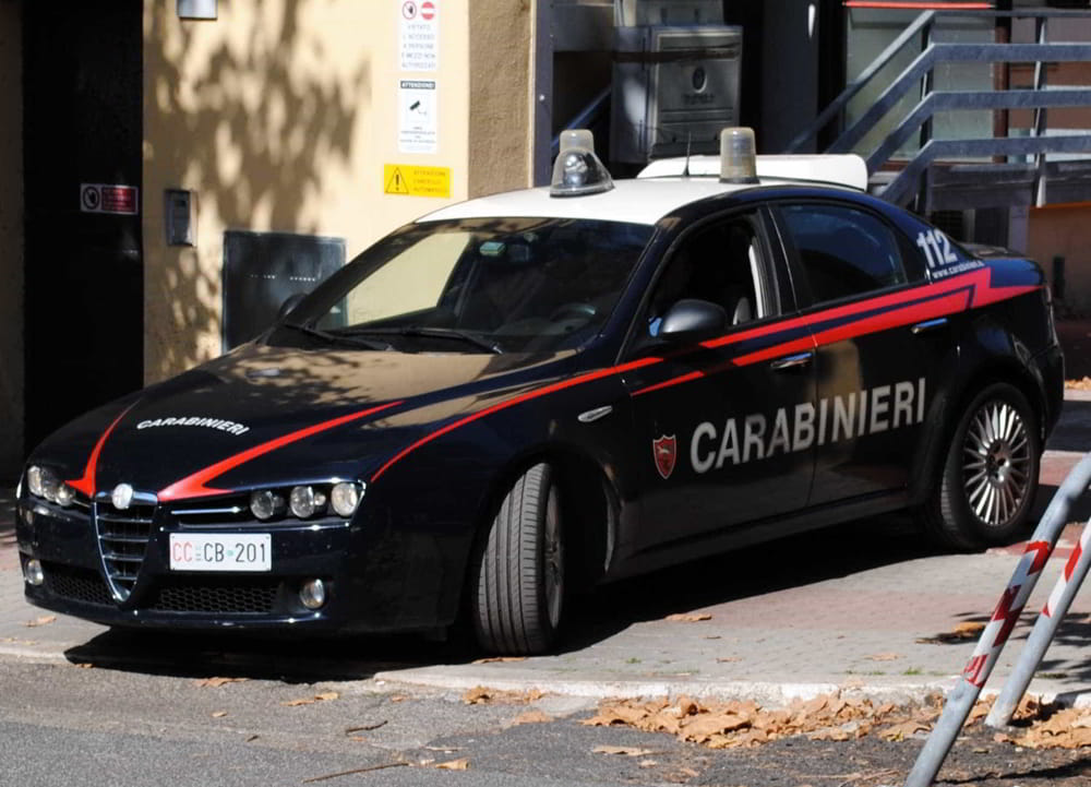 Terrore in casa: aggredisce la madre e poi sferra un cazzotto contro l'auto dei carabinieri