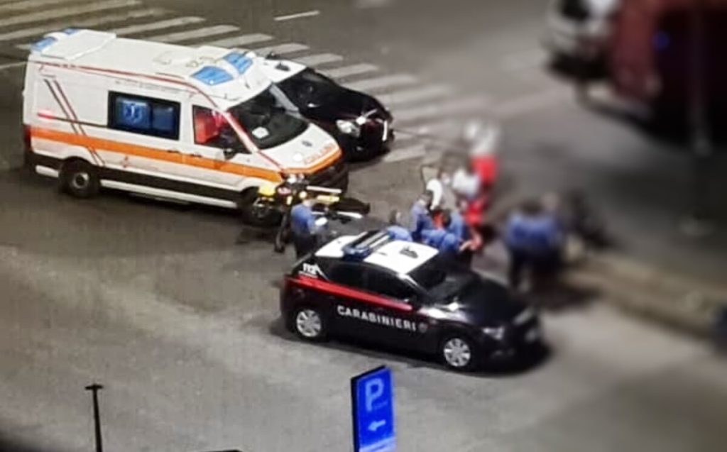 Anziano trovato ferito all'alba sul ciglio della strada. Giallo sull'Aurelia
