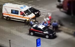 Anziano trovato ferito all'alba sul ciglio della strada. Giallo sull'Aurelia