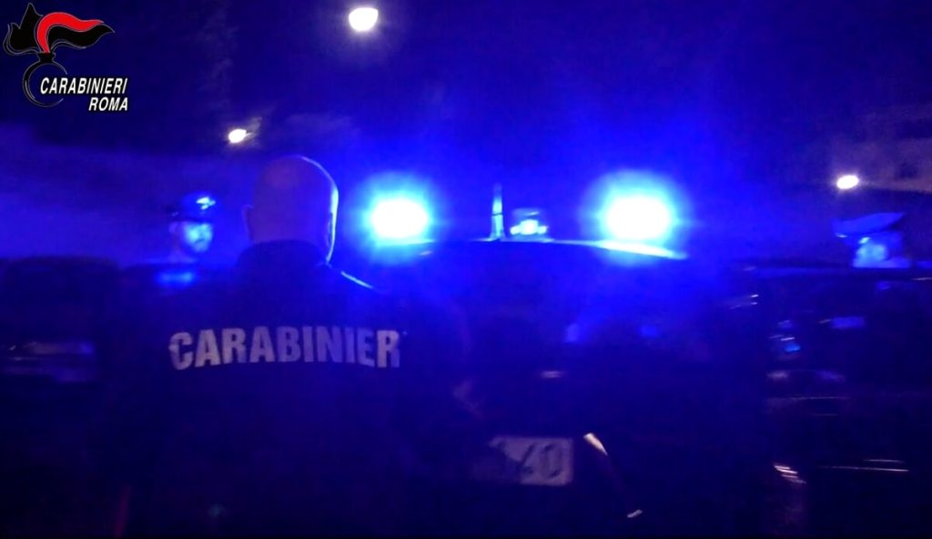 Giovani rimproverati per i troppi schiamazzi davanti una palazzina, 14enne minaccia una residente