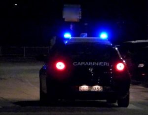 Coppia ubriaca disturba i passanti in piazza, fermati con lo spray al peperoncino