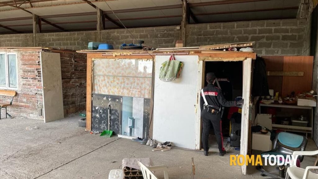 Rifiuti ammassati e bruciati nel capannone occupato trasformato in una favela