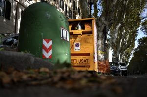 Ama ha un nuovo piano per la gestione dei rifiuti tessili: "Roma raccoglierà più tonnellate della media europea"