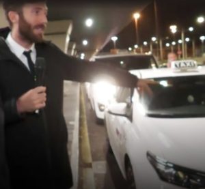 Roma, inviato de 'Le Iene' aggredito dai tassisti a Termini