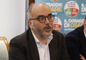 Christian Raimo sospeso, la spiegazione dell'ufficio scolastico regionale: "Decisione presa secondo la Costituzione"