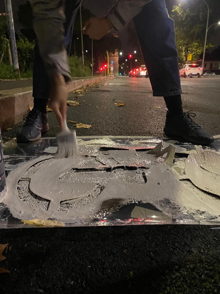 Ciclabili fai da te: ciclisti anonimi disegnano una nuova bike lane