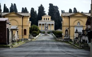 Giallo al Verano, trovata su una tomba agonizzante muore in ospedale. Si indaga per omicidio