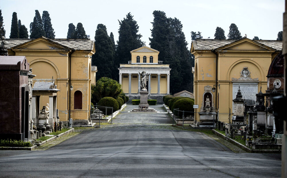 Giallo al Verano, trovata su una tomba agonizzante muore in ospedale. Si indaga per omicidio