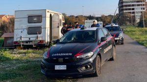 Camper e roulotte dei senza dimora al setaccio: trovati armi, droga e un ricercato