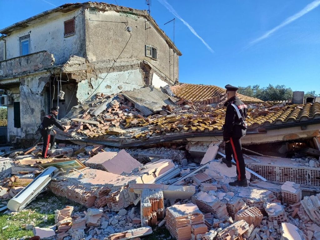 Fuga di gas, crolla una palazzina: donna recuperata sotto alle macerie