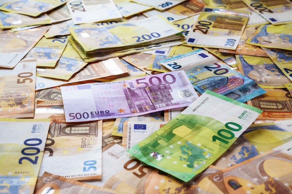 Lavatrici made in Cina. Bitcoin e banche fantasma per ripulire i soldi sporchi della droga di Roma