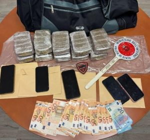 Cinque chili di droga nascosti nel portabagagli, nei guai 3 ragazzi e un loro amico minorenne