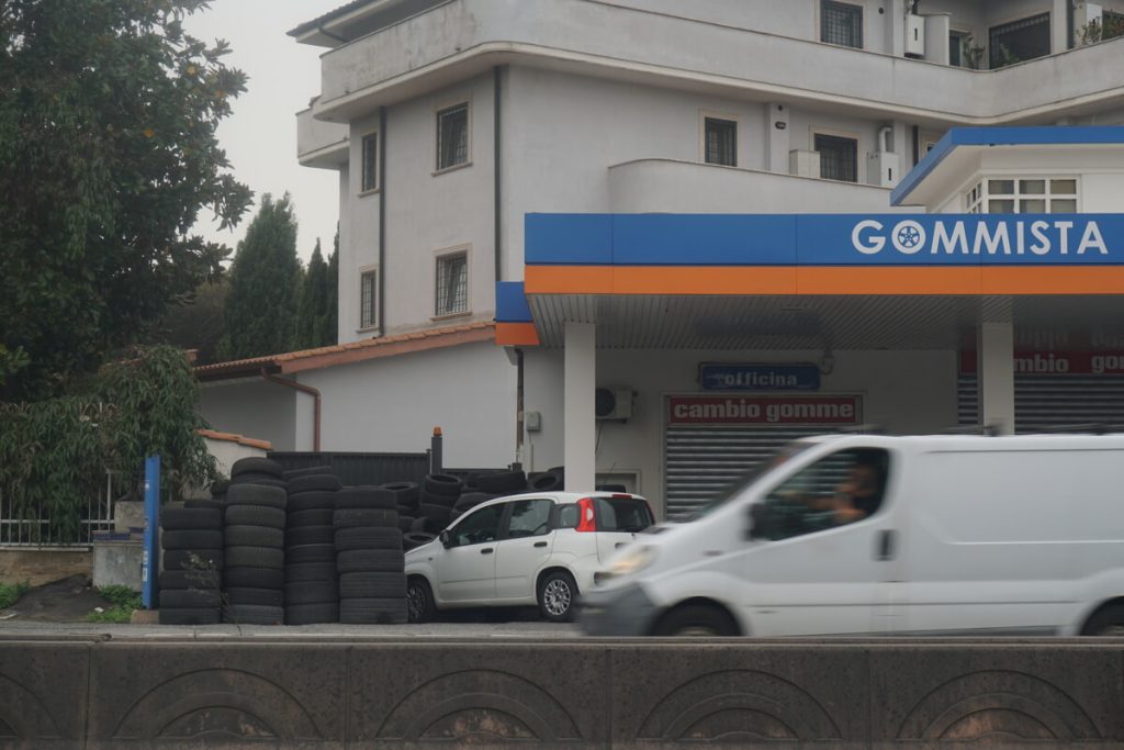 Perché a Roma le officine sono sommerse da pneumatici