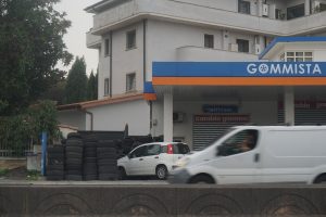 Perché a Roma le officine sono sommerse da pneumatici