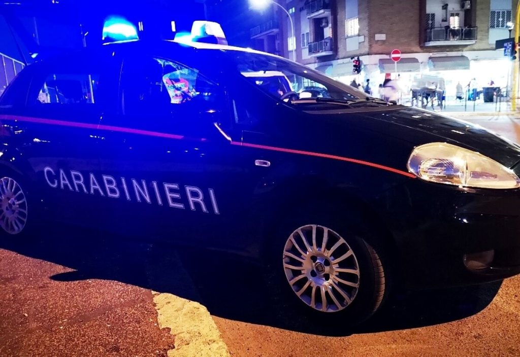 Assalto a una gioielleria nella notte: rubati orologi e preziosi esposti