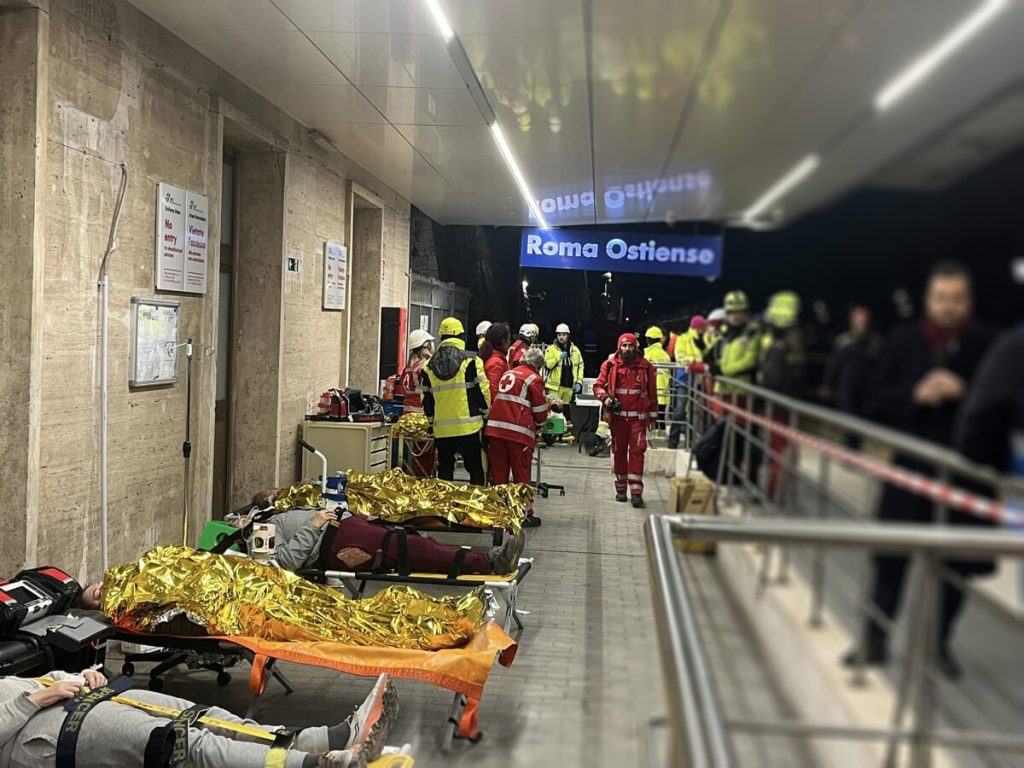 Un treno deraglia e poi si incendia. Scatta l'emergenza alla stazione Ostiense
