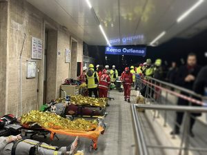 Un treno deraglia e poi si incendia. Scatta l'emergenza alla stazione Ostiense