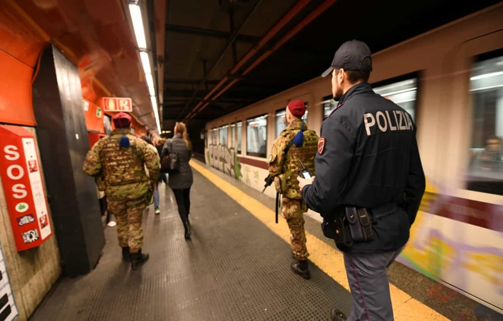 Pedinano turista sulla banchina della metro, una lo distrae e la complice lo borseggia
