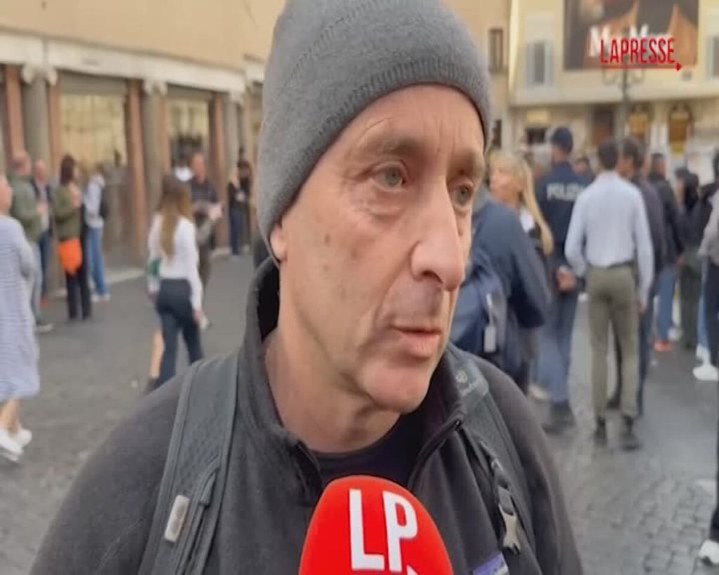 VIDEO | La passerella della Fontana di Trevi: pareri discordanti di commercianti e turisti