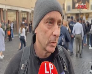 VIDEO | La passerella della Fontana di Trevi: pareri discordanti di commercianti e turisti