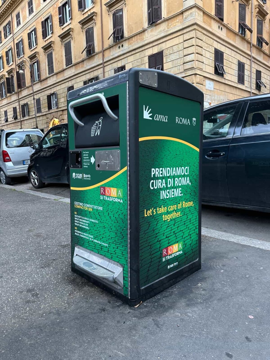 A Roma arrivano i cestini intelligenti auto compattanti: avvisano quando sono quasi pieni