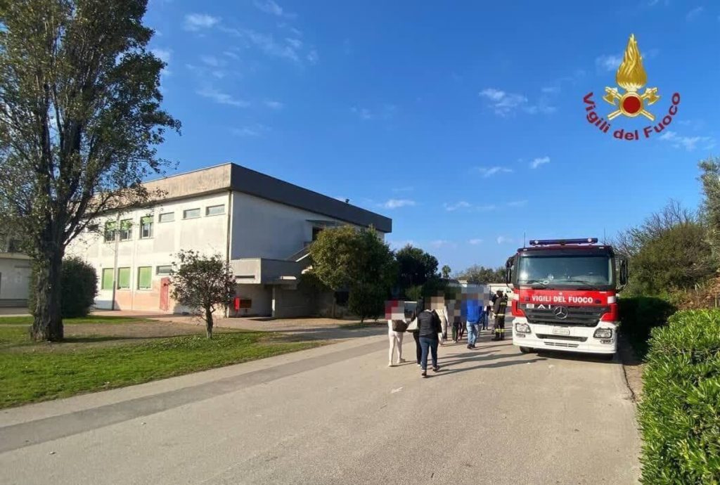 Fuga di gas a scuola: evacuati mille alunni