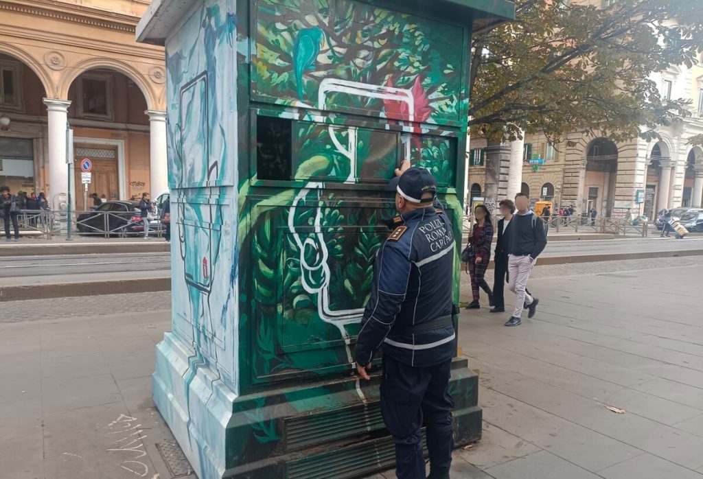 C'era una volta la cabina dei vigili: ora è un deposito bagagli abusivo