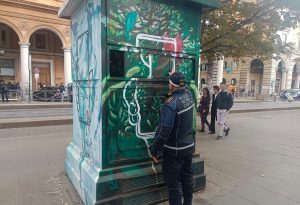 C'era una volta la cabina dei vigili: ora è un deposito bagagli abusivo