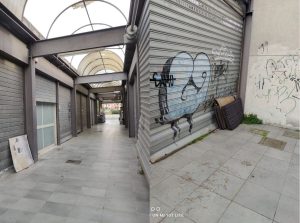Il set del film di Zerocalcare diventa un ritrovo dove dormono i senza tetto