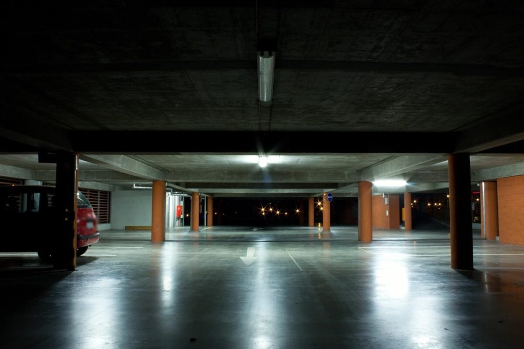 Spacca finestrino e prova a rubare un'auto nel parcheggio del centro commerciale