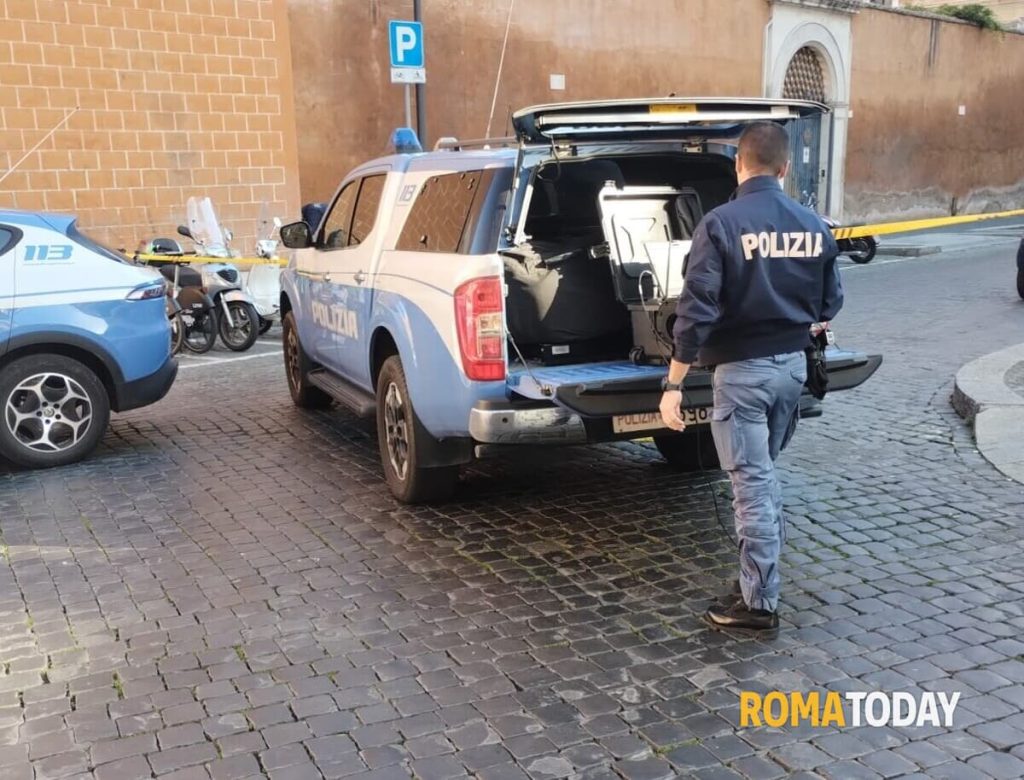 Allarme bomba nel centro di Roma, artificieri sul posto