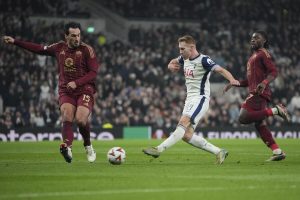 Tottenham-Roma 2-2: Hummels prima l'errore e poi il gol del pareggio, Dybala inventa ma dura un tempo