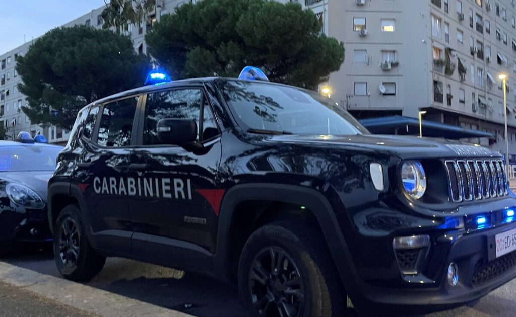 Operaio viaggia con l'auto a noleggio, a bordo targhe rubate e uno sfollagente
