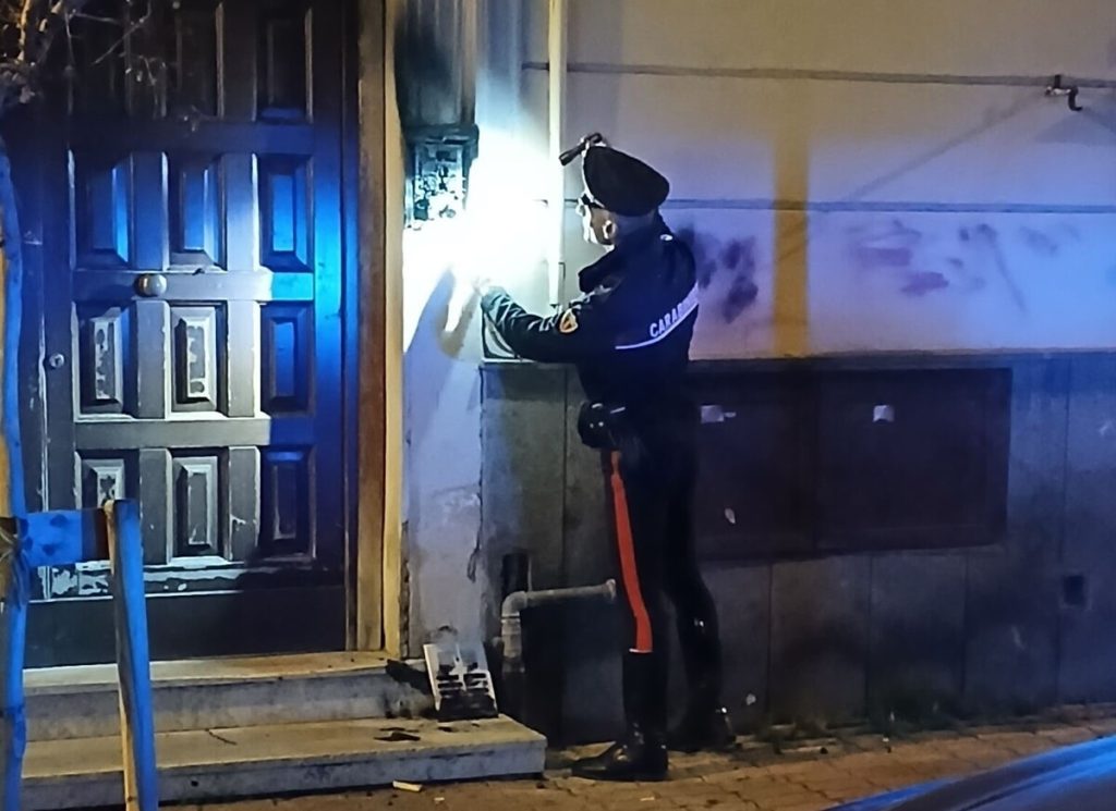 Brucia il citofono della ex moglie: condomini lo filmano e lo fanno arrestare